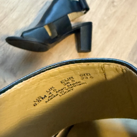 Naturalizer 6.5 Black Heeled Sandals- like new - Picture 6 of 6